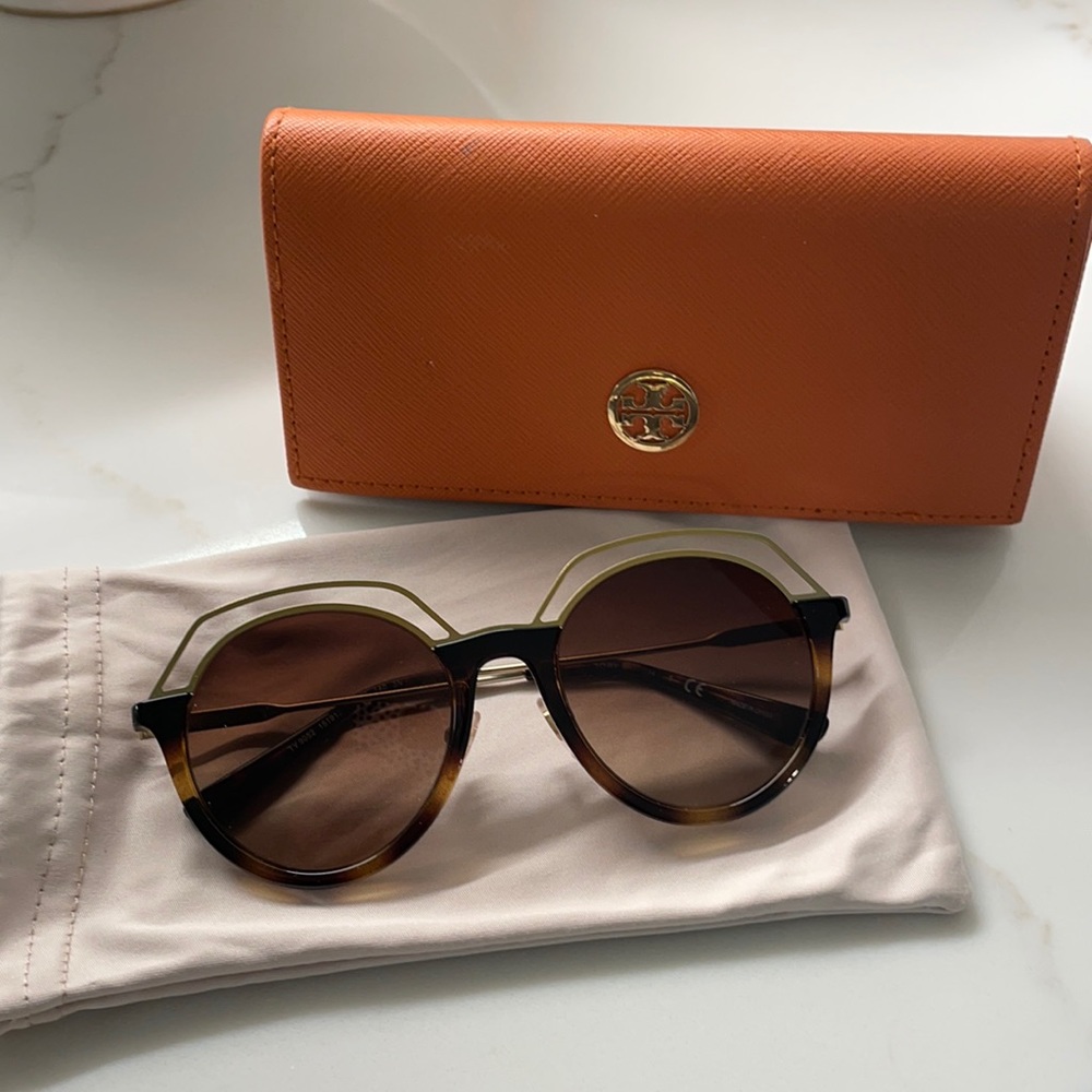 Authentic Tory Burch round sunglasses
